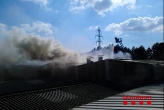 Un incendi crema una indústria de fabricació d’espelmes a Sant Quirze del Vallès