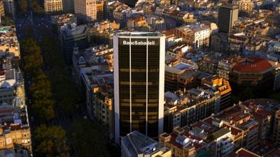 Banc Sabadell i nou entitats més signen un acord perquè els clients puguin treure diners dels caixers sense recàrrec