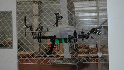 Una empresa de Sant Cugat desenvolupa un drone intel·ligent per  netejar edificis