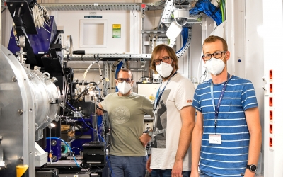 Juan Carlos Martínez, científic de la línia de llum NCD-SWEET del Sincrotró ALBA; Daniel Lucena i Juan Estévez, investigadors del grup d'agents estabilitzants de microtúbuls del Centre d'Investigacions Biològiques Margarita Salas (CIB-CSIC) en la línia de llum