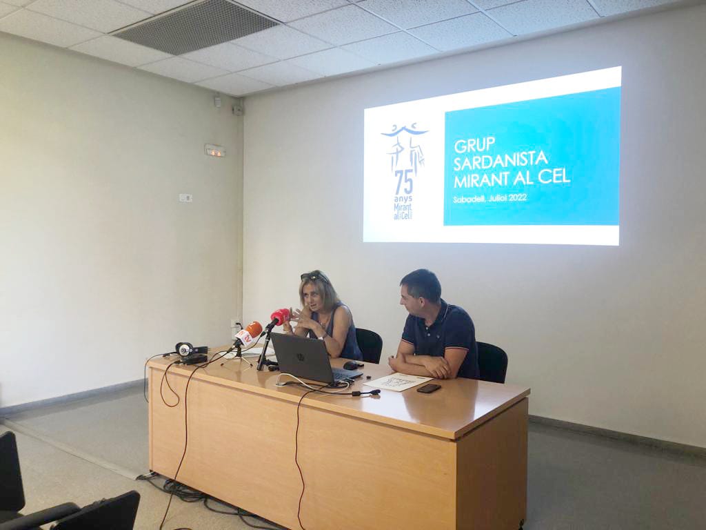 La presidenta de Mirant al Cel, Núria Ferré, i el regidor de cultura, Carles de la Rosa, en l'acte de presentació dels 75 anys de la Colla sardanista