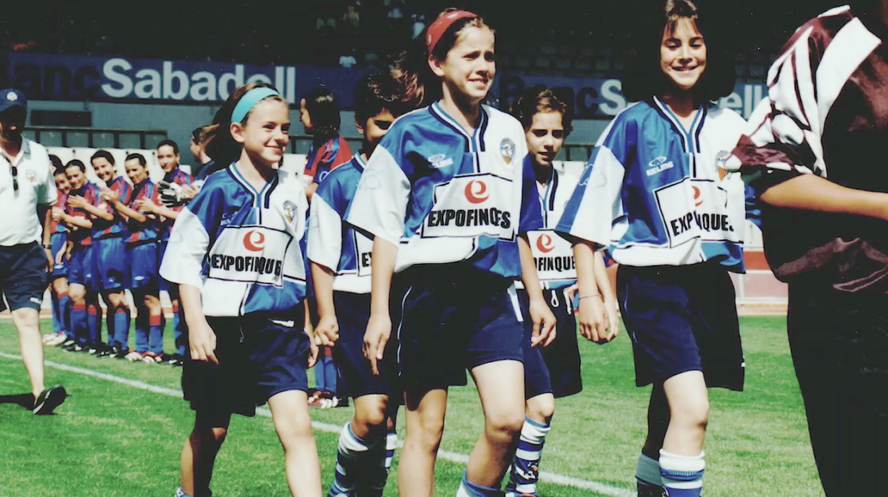 Alexia, junt amb altres companyes, surt a la Nova Creu Alta en la prèvia d'un Sabadell-Levante