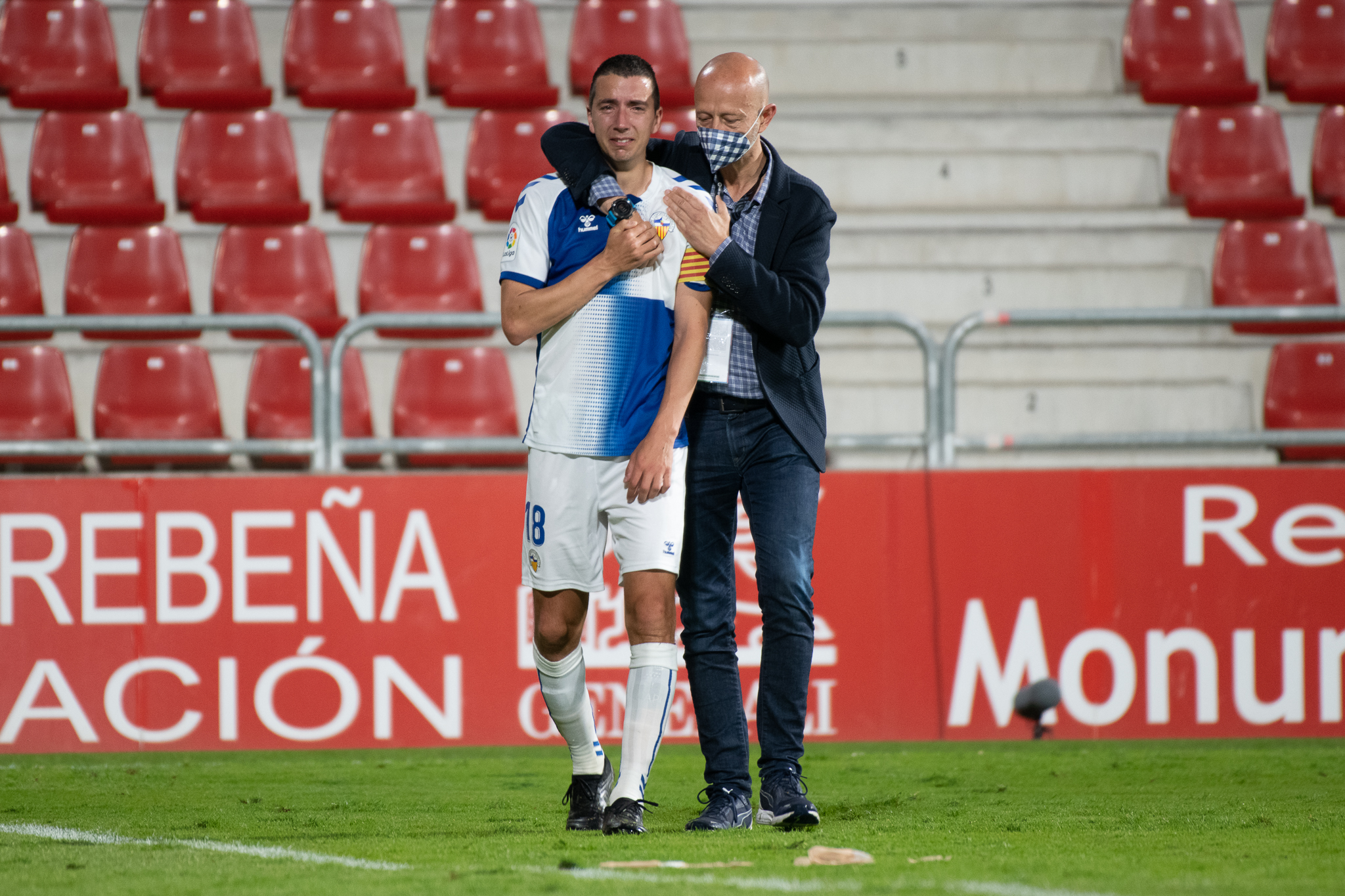 Esteve Calzada consola Pedro Capó després del descens a Anduva | Roger Benet