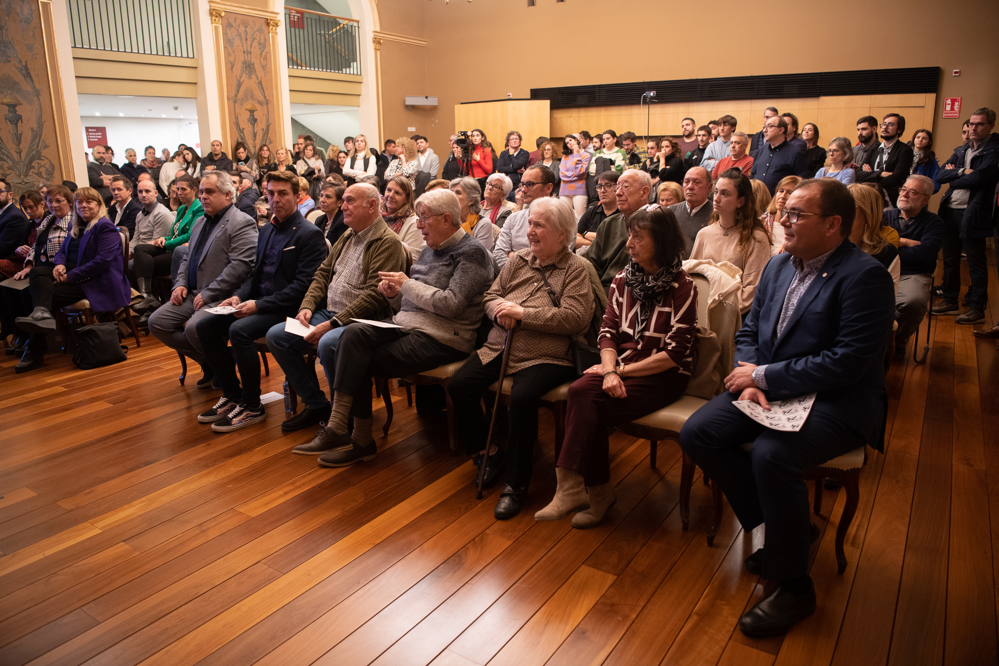 El saló del Principal ple de gom a gom | Roger Benet