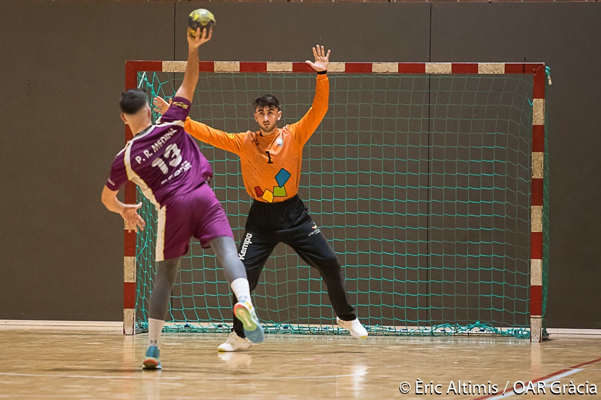 Pau Hernández, en el duel de fa unes setmanes a La Verneda | Èric Altimis - OAR Gràcia