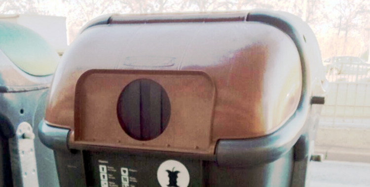 Fotografia d'un contenidor de matèria orgànica - © Núria García