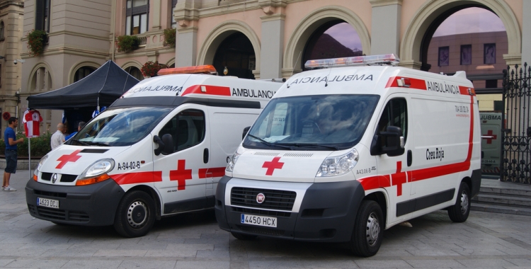 Ambulàncies de la Creu Roja davant l'Ajuntament de Sabadell