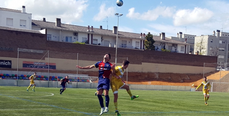 Un jugador del Mercantil i un altre del Badalona lluiten per una pilota dividida | Núria García