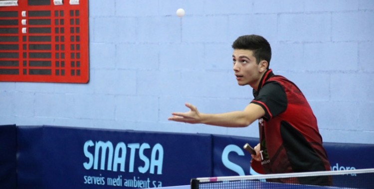 Servei del jugador falconista Adrià Úbeda durant un partit