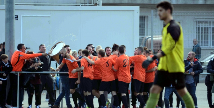 Els jugadors de la UE Sabadellenca celebren un gol | Roger Benet