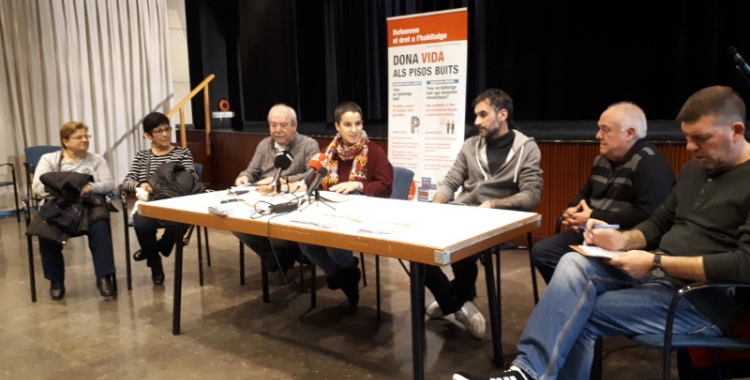 Rubio, amb els usuaris de la borsa de treball i representants d'associacions veïnals/ Karen Madrid