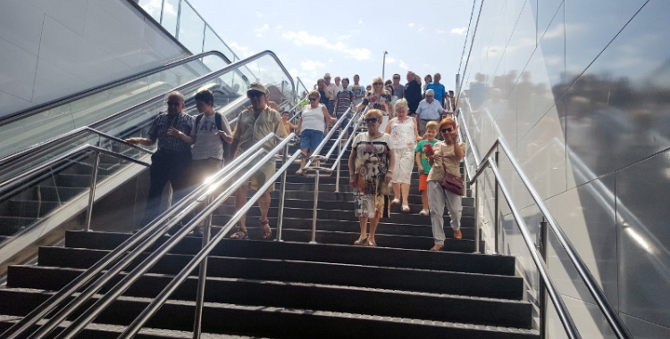 Imatge dels primers usuaris de les noves estacions dels Ferrocarrils/ Roger Benet, Arxiu Ràdio Sabadell