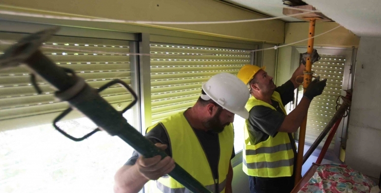 Operaris apuntalent uns pisos dels Merinals | Roger Benet