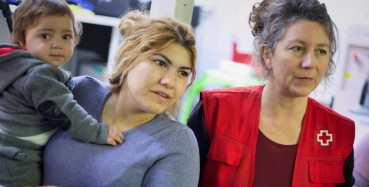 Una demandant d'asil amb una tècnica de Creu Roja/ Creu Roja Sabadell