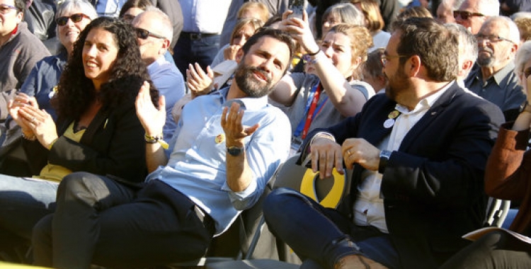 El president del Parlament, Roger Torrent, amb l'alcaldable d'ERC a Sabadell, Juli Fernández, durant l'acte central de campanya | Jordi Pujolar / ACN