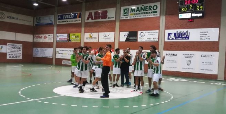 Felicitat entre els jugadors de l'OAR Gràcia després de sumar un altre triomf a casa | Sergi Park