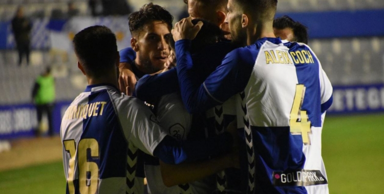 Abraçada col·lectiva dels jugadors del Sabadell en el partit de la setmana passada contra l'Ejea | Críspulo Díaz