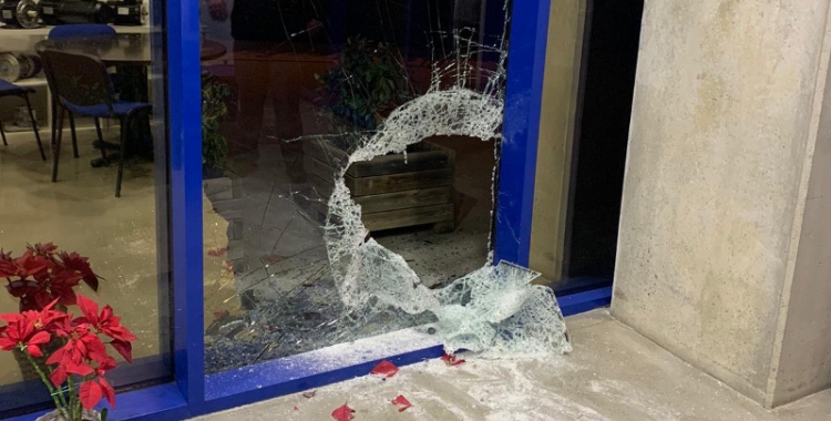 La porta d'una de les empreses afectades per vandalisme a Can Roqueta/ Cedida CIESC