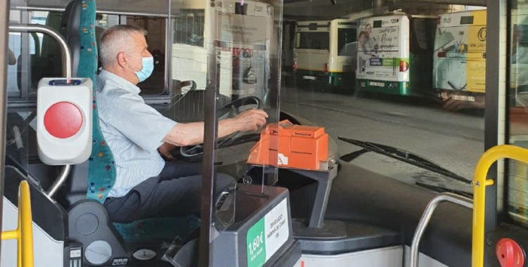 Un conductor de la TUS, amb la nova pantalla de metacrilat/ Cedida TUS