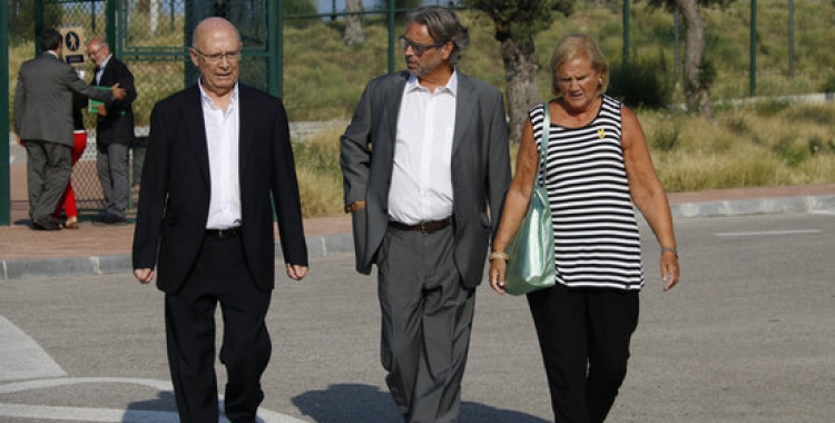 Els expresidents del Parlament Joan Rigol, Ernest Benach i Núria de Gispert, sortint de visitar Carme Forcadell | ACN