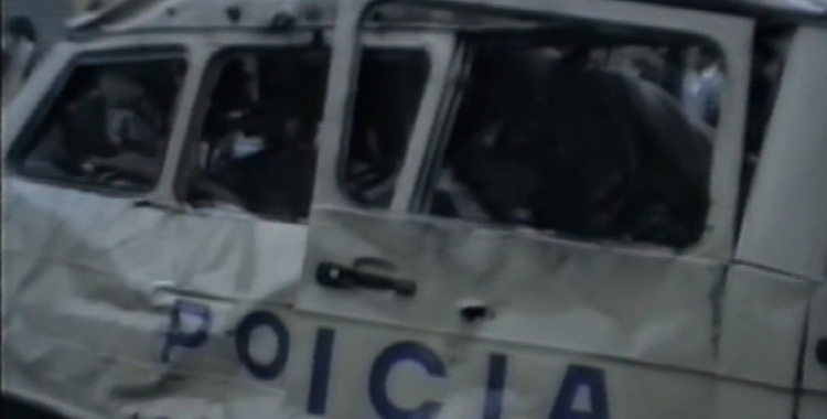 Imatge del furgó policia destrossat per l'explosió | Cedida