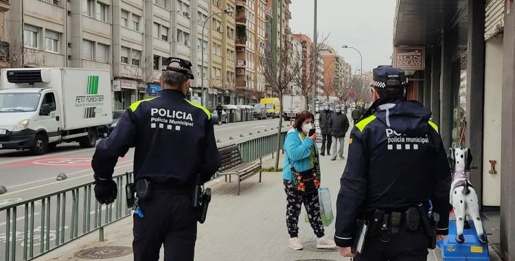 Dos agents de la nova Divisió de Policia de Districte | Cedida