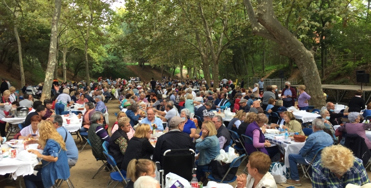 La Font de Can Rull plena de gent | Ràdio Sabadell