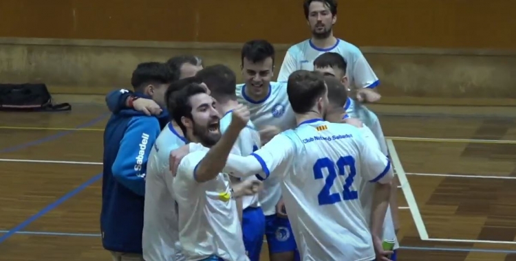 Llamas i bona part de la plantilla del Club, celebrant la victòria al carrer Garcilaso | Ràdio Sabadell