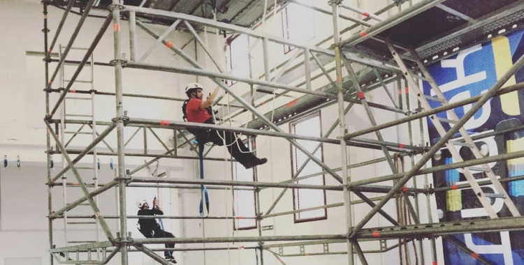 Joves formant-se en la realització de treballs en alçada | Cedida