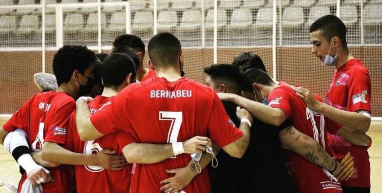 Pinya de l'Amics del Pou abans del derbi | @amicsdelpou