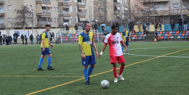 Carlos Silva en un servei de falta en el darrer partit a Ca n'Oriac | Adrian Arroyo