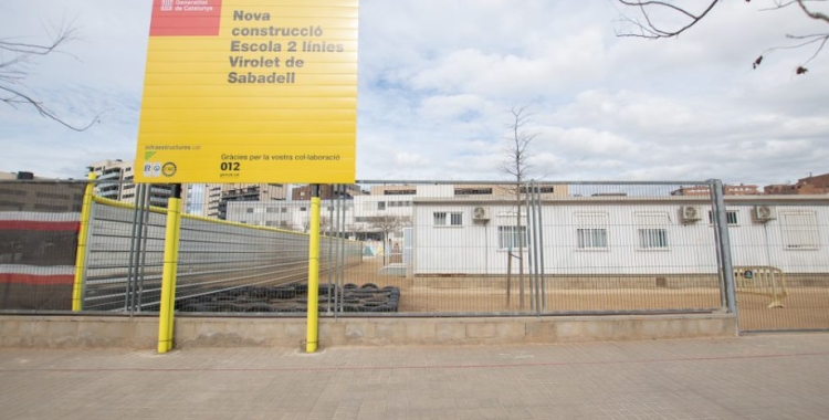 Un cartell indica les obres del nou edifici | Roger Benet