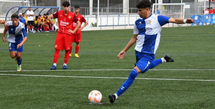 Ian Martínez, xutant un penal en la derrota contra la Damm | Críspulo Díaz