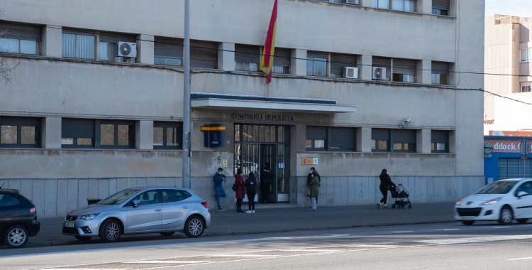 La FAIV alerta de problemes pels immigrants que volen renovar la documentació | Roger Benet