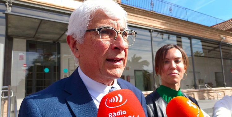 El conseller Balcells amb Marta Farrés, a l'exterior del Taulí/ Karen Madrid