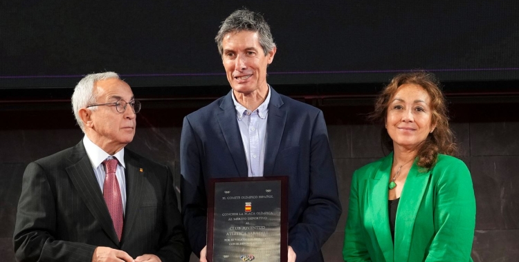 Jord Molins, president de la JAS, recollint el guardó | COE