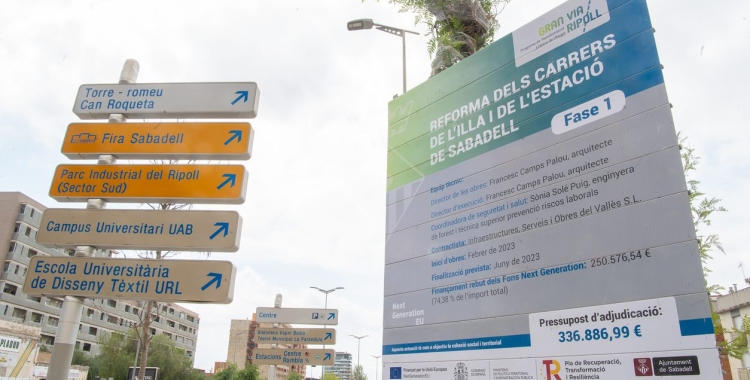 Cartell d'obres al carrer Illa | Roger Benet