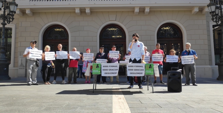 La Plataforma de veïns pel Mercat de Campoamor a Plaça Sant Roc aquest divendres | Pau Duran