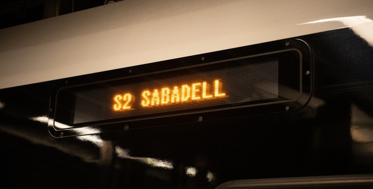 Cartell de la S2 en un comboi de Ferrocarrils | Roger Benet