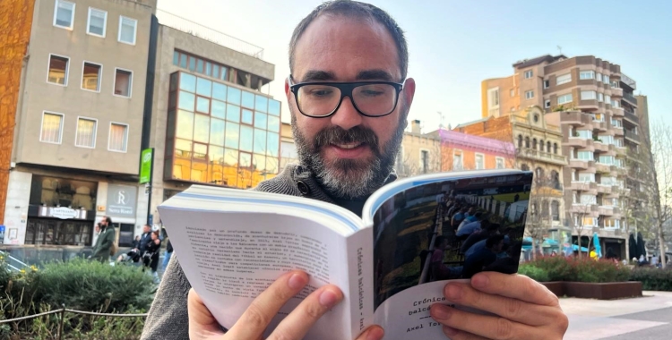 Torres llegint el seu llibre al Passeig | Adrián Arroyo