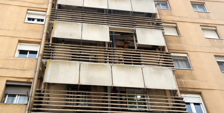 Peces d'amiant d'un edifici de Badia del Vallès 