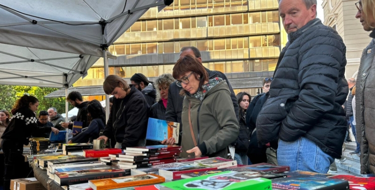 Sabadellencs mirant una parada de llibres | Roger Benet
