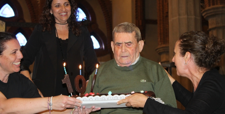 El senyor Ventura rep un pastís per celebrar el centenari | Cedida