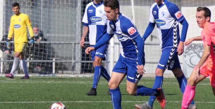 Cortés en la seva etapa a l'Ebro condueix la pilota davant Rubén Díez | CD Ebro