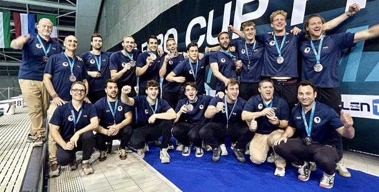 La plantilla de l'Astralpool, amb les medalles de bronze | Pau Vituri