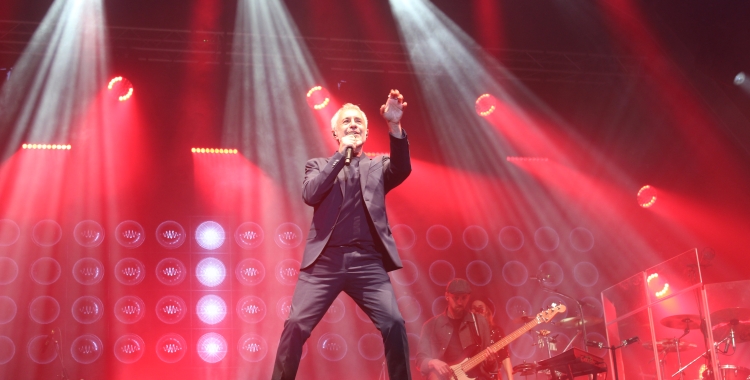 Sergio Dalma en un moment de l'actuació d'aquesta nit