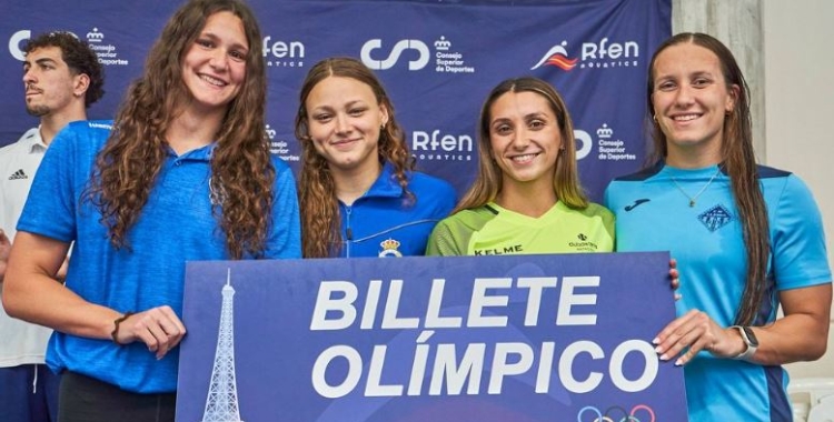 Campabadal (esquerre) i la resta de l'equip del relleu 4x200 lliures | RFEN