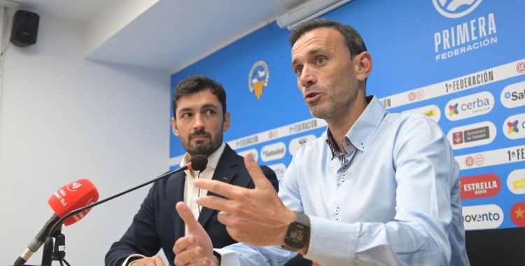 David Català, acompanyat del director esportiu, Lucas Viale | Roger Benet