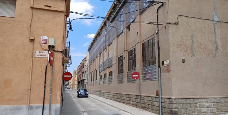 Un vehicle circulant pel carrer Ferran Casablancas després de la reobertura | Cedida