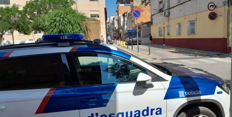 Una patrulla dels Mossos diumenge al lloc dels fets